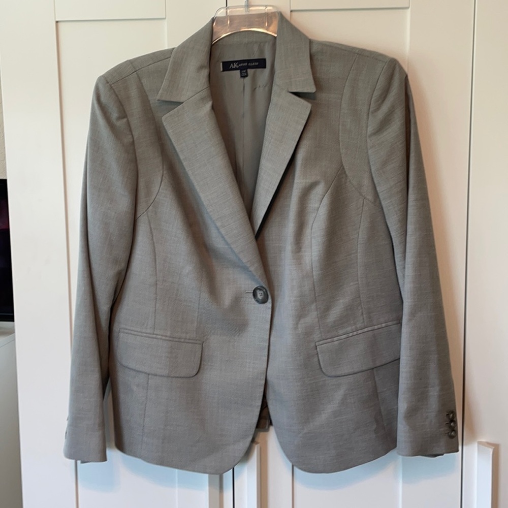Tailored gray crosshatched suit jacket